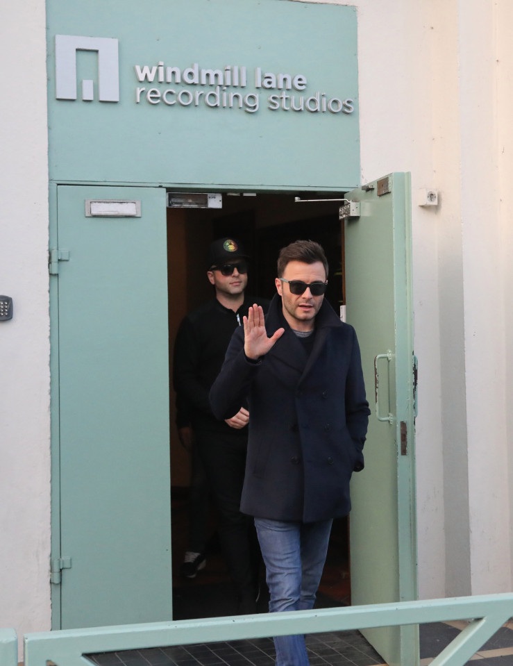 Westlife离开二单录音棚的照片