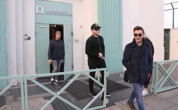 Westlife离开二单录音棚的照片