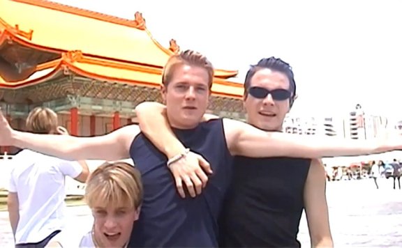 Beautiful World 音乐录影带